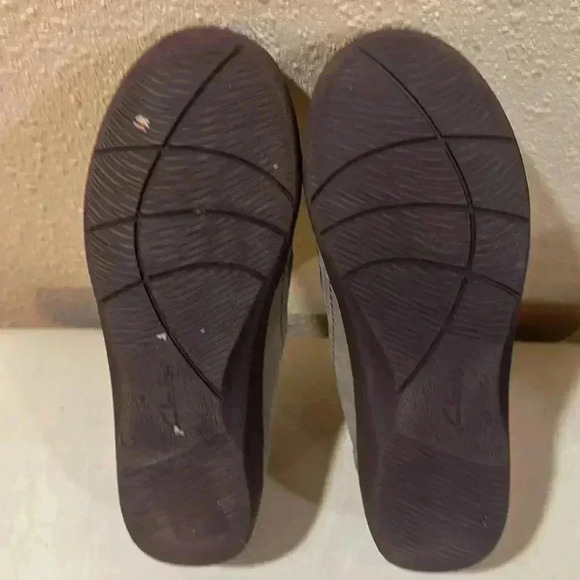 SOLD. SOLD. Clarks cloud steppers slip on. Size 7 1/2 narrow. - Picture 6 of 6